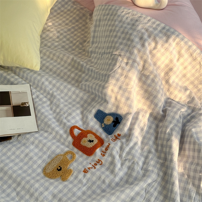 91家纺网 家纺一手货源 找家纺 洋铭区（原狠狠爱） 2025新款卡通毛巾绣水洗棉夏被夏凉被空调被四件套 蓝格小包包