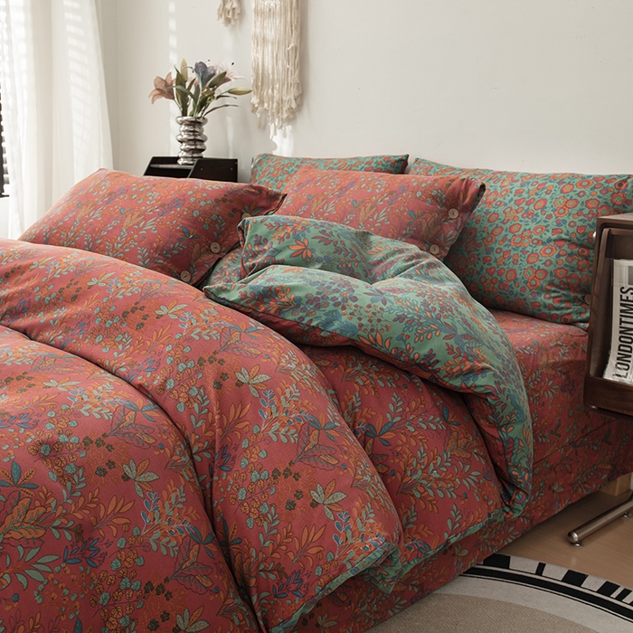 91家纺网 家纺一手货源 找家纺 果洋家纺 2025新款水洗双层纱复古纽扣款轻奢风小碎花系列四件套 花花世界-红