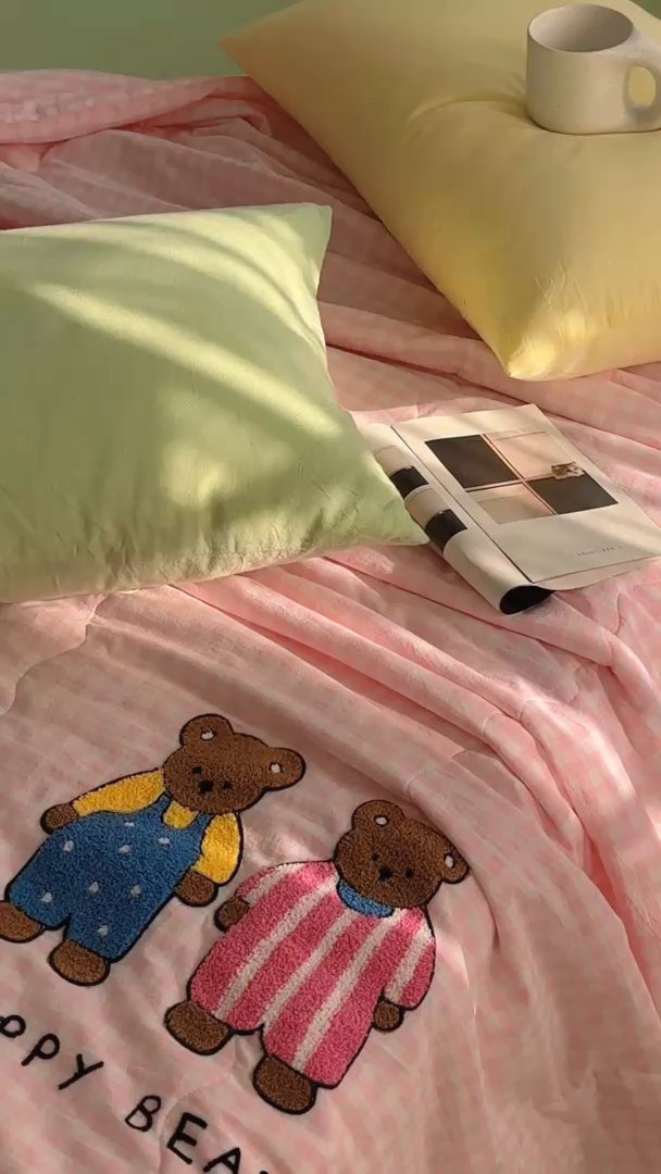 91家纺网 家纺一手货源 找家纺 洋铭区（原狠狠爱） 2025新款卡通毛巾绣水洗棉夏被夏凉被空调被四件套 粉格小熊