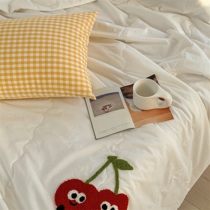 91家纺网 家纺一手货源 找家纺 洋铭区（原狠狠爱） 2025新款卡通毛巾绣水洗棉夏被夏凉被空调被四件套 樱桃甜甜