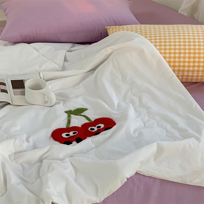 91家纺网 家纺一手货源 找家纺 洋铭区（原狠狠爱） 2025新款卡通毛巾绣水洗棉夏被夏凉被空调被四件套 樱桃甜甜