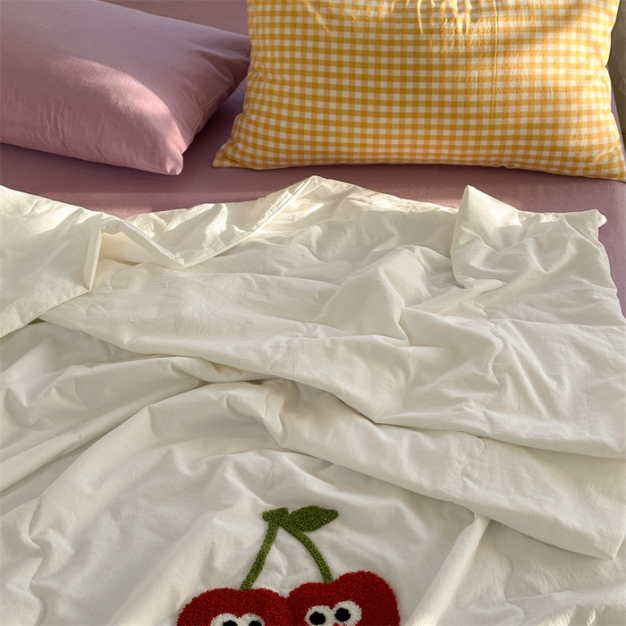 91家纺网 家纺一手货源 找家纺 洋铭区（原狠狠爱） 2025新款卡通毛巾绣水洗棉夏被夏凉被空调被四件套 樱桃甜甜