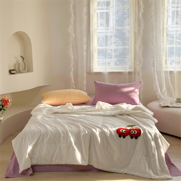91家纺网 家纺一手货源 找家纺 洋铭区（原狠狠爱） 2025新款卡通毛巾绣水洗棉夏被夏凉被空调被四件套 樱桃甜甜