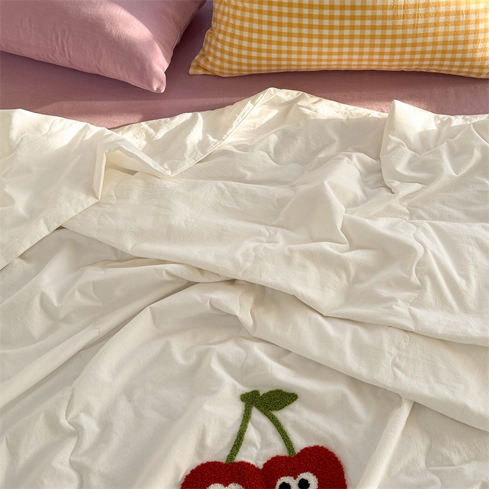 91家纺网 家纺一手货源 找家纺 洋铭区（原狠狠爱） 2025新款卡通毛巾绣水洗棉夏被夏凉被空调被四件套 樱桃甜甜