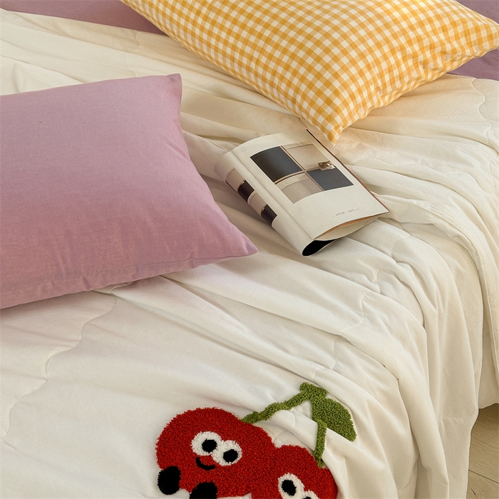 91家纺网 家纺一手货源 找家纺 洋铭区（原狠狠爱） 2025新款卡通毛巾绣水洗棉夏被夏凉被空调被四件套 樱桃甜甜