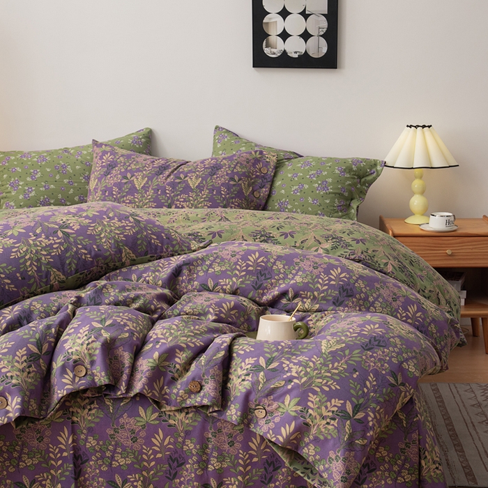 91家纺网 家纺一手货源 找家纺 果洋家纺 2025新款水洗双层纱复古纽扣款轻奢风小碎花系列四件套 花花世界-紫