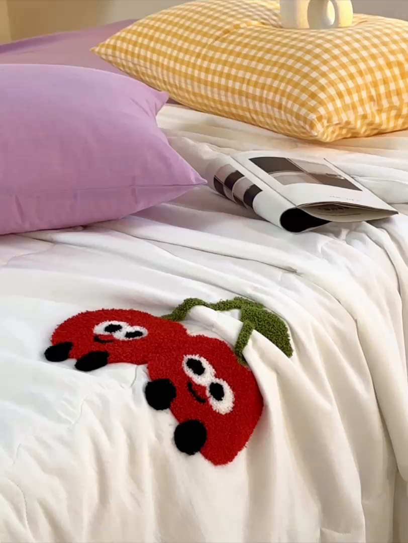 91家纺网 家纺一手货源 找家纺 洋铭区（原狠狠爱） 2025新款卡通毛巾绣水洗棉夏被夏凉被空调被四件套 樱桃甜甜