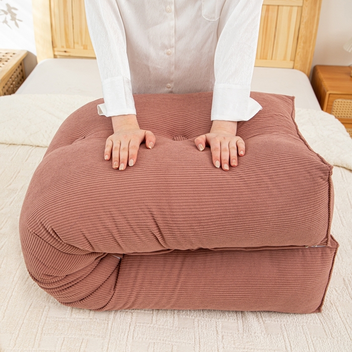 91家纺网 家纺一手货源 找家纺 沐沐家纺 2026春夏新款灯芯绒三角大靠背 胭脂红