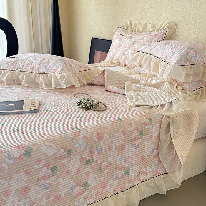 91家纺网 家纺一手货源 找家纺 蓝邻家纺 2025春夏新款全棉纯棉双层纱织带款床盖-场景二 床盖-潮汐月影