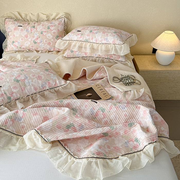 91家纺网 家纺一手货源 找家纺 蓝邻家纺 2025春夏新款全棉纯棉双层纱织带款床盖-场景二 床盖-潮汐月影