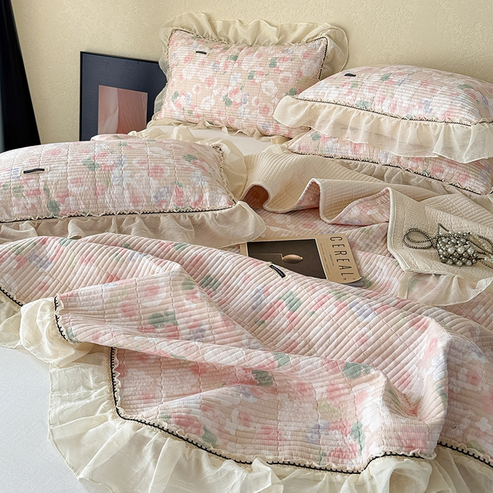 91家纺网 家纺一手货源 找家纺 蓝邻家纺 2025春夏新款全棉纯棉双层纱织带款床盖-场景二 床盖-潮汐月影