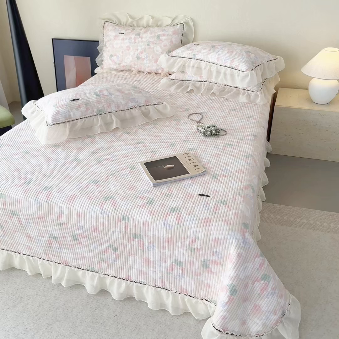 91家纺网 家纺一手货源 找家纺 蓝邻家纺 2025春夏新款全棉纯棉双层纱织带款床盖-场景二 床盖-潮汐月影