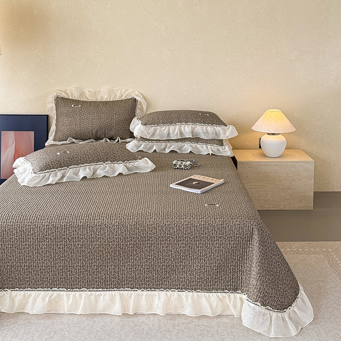 91家纺网 家纺一手货源 找家纺 蓝邻家纺 2025春夏新款全棉纯棉双层纱织带款床盖-场景二 床盖-春风细叶