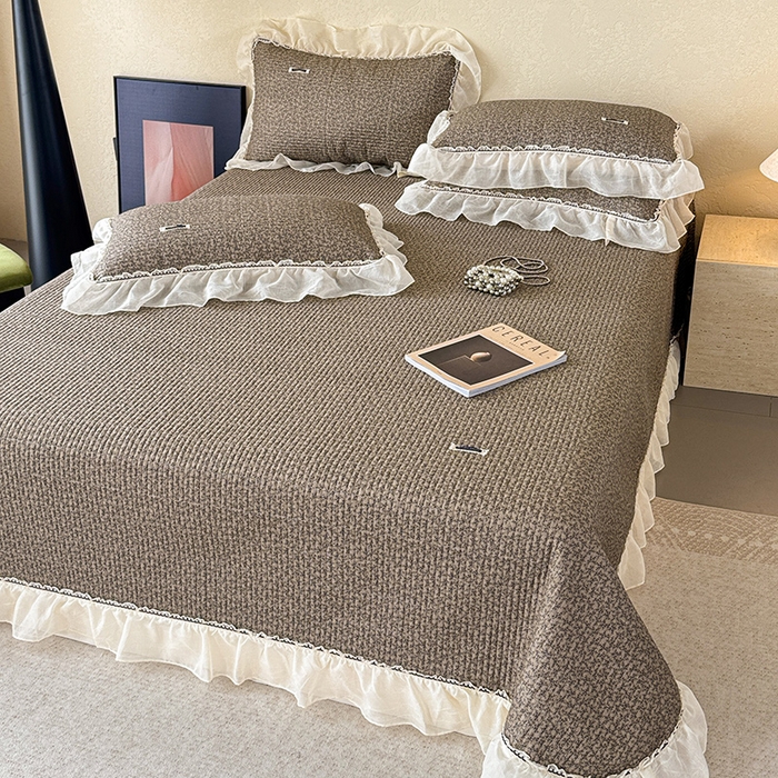 91家纺网 家纺一手货源 找家纺 蓝邻家纺 2025春夏新款全棉纯棉双层纱织带款床盖-场景二 床盖-春风细叶