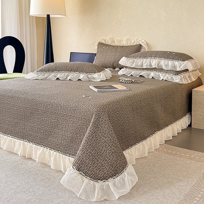 91家纺网 家纺一手货源 找家纺 蓝邻家纺 2025春夏新款全棉纯棉双层纱织带款床盖-场景二 床盖-春风细叶