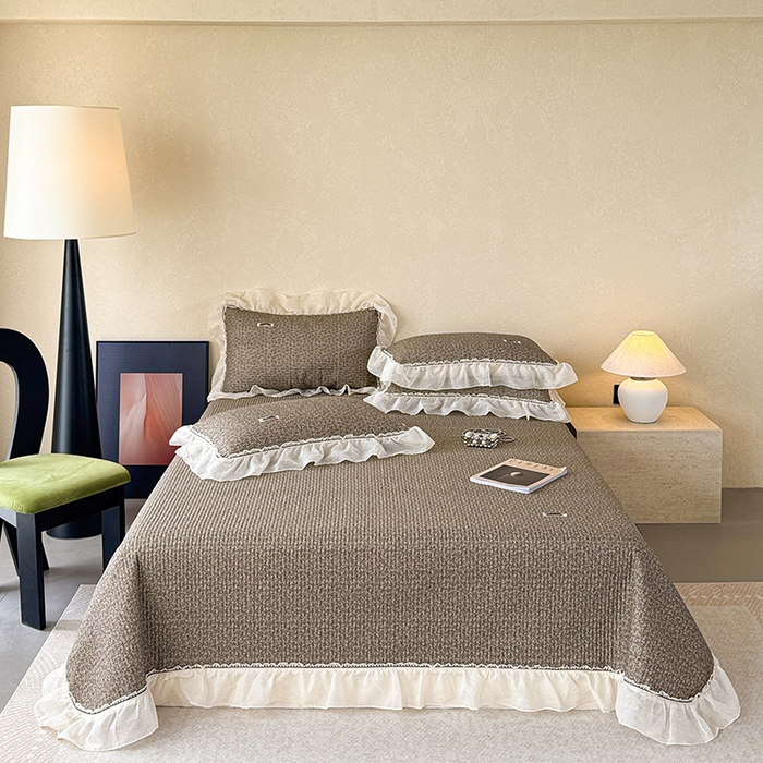 91家纺网 家纺一手货源 找家纺 蓝邻家纺 2025春夏新款全棉纯棉双层纱织带款床盖-场景二 床盖-春风细叶