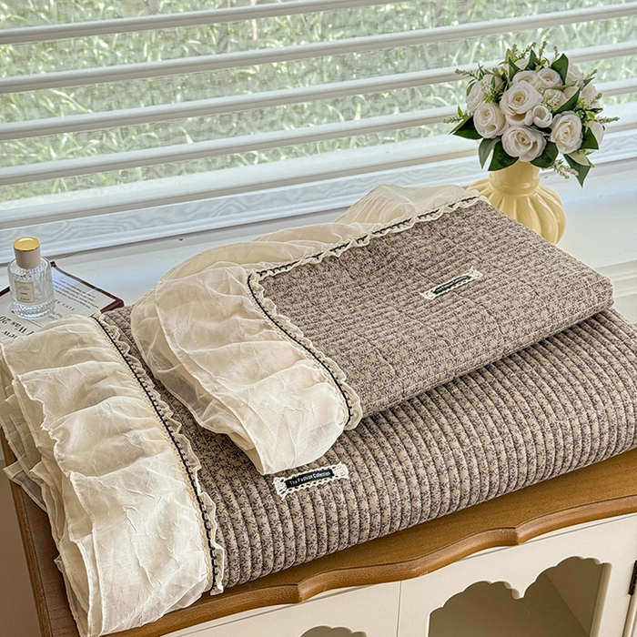 91家纺网 家纺一手货源 找家纺 蓝邻家纺 2025春夏新款全棉纯棉双层纱织带款床盖-场景二 床盖-春风细叶