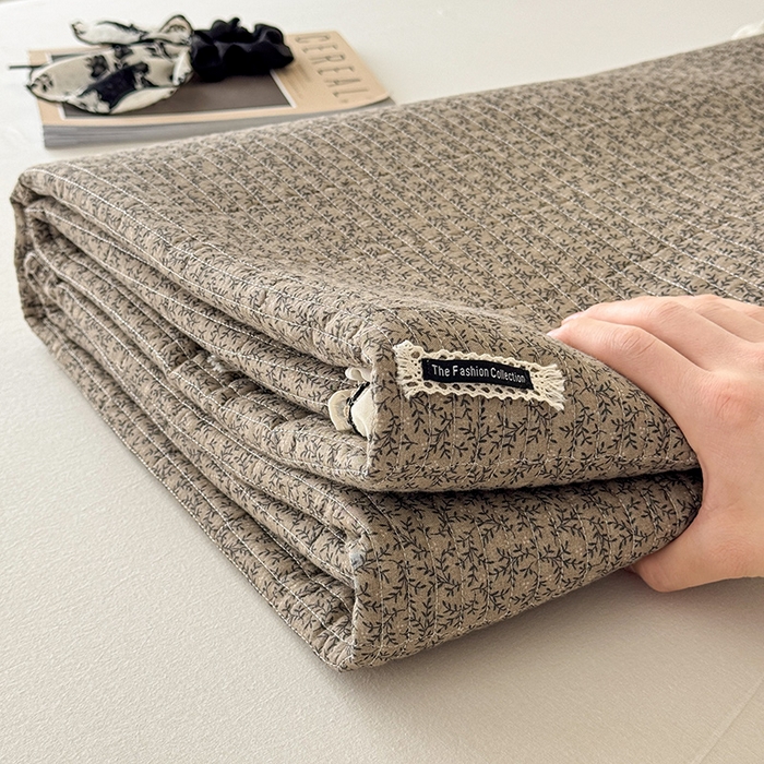 91家纺网 家纺一手货源 找家纺 蓝邻家纺 2025春夏新款全棉纯棉双层纱织带款床盖-场景二 床盖-春风细叶