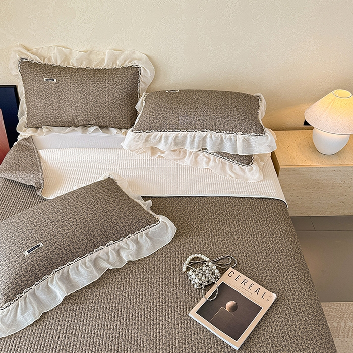 91家纺网 家纺一手货源 找家纺 蓝邻家纺 2025春夏新款全棉纯棉双层纱织带款床盖-场景二 床盖-春风细叶