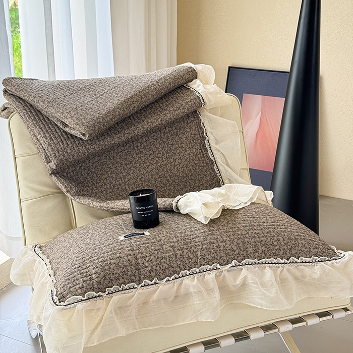 91家纺网 家纺一手货源 找家纺 蓝邻家纺 2025春夏新款全棉纯棉双层纱织带款床盖-场景二 床盖-春风细叶