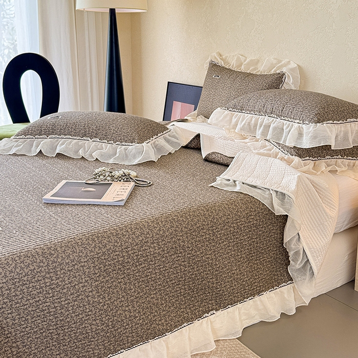 91家纺网 家纺一手货源 找家纺 蓝邻家纺 2025春夏新款全棉纯棉双层纱织带款床盖-场景二 床盖-春风细叶