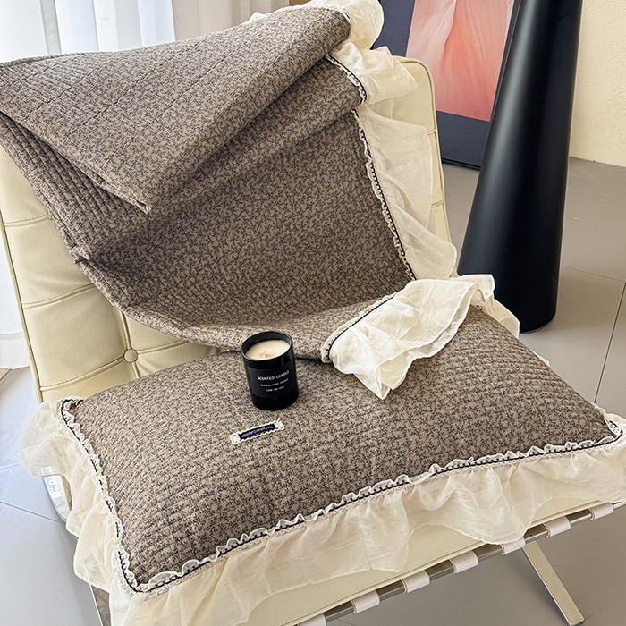 91家纺网 家纺一手货源 找家纺 蓝邻家纺 2025春夏新款全棉纯棉双层纱织带款床盖-场景二 床盖-春风细叶