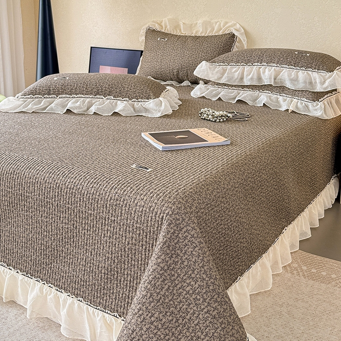 91家纺网 家纺一手货源 找家纺 蓝邻家纺 2025春夏新款全棉纯棉双层纱织带款床盖-场景二 床盖-春风细叶