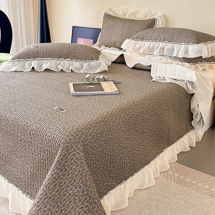 91家纺网 家纺一手货源 找家纺 蓝邻家纺 2025春夏新款全棉纯棉双层纱织带款床盖-场景二 床盖-春风细叶