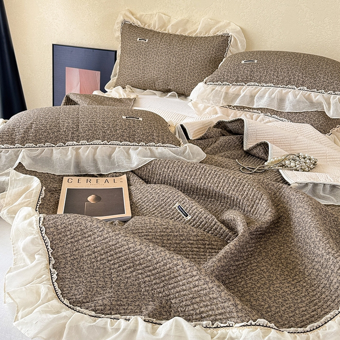 91家纺网 家纺一手货源 找家纺 蓝邻家纺 2025春夏新款全棉纯棉双层纱织带款床盖-场景二 床盖-春风细叶