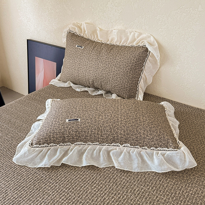 91家纺网 家纺一手货源 找家纺 蓝邻家纺 2025春夏新款全棉纯棉双层纱织带款床盖-场景二 床盖-春风细叶