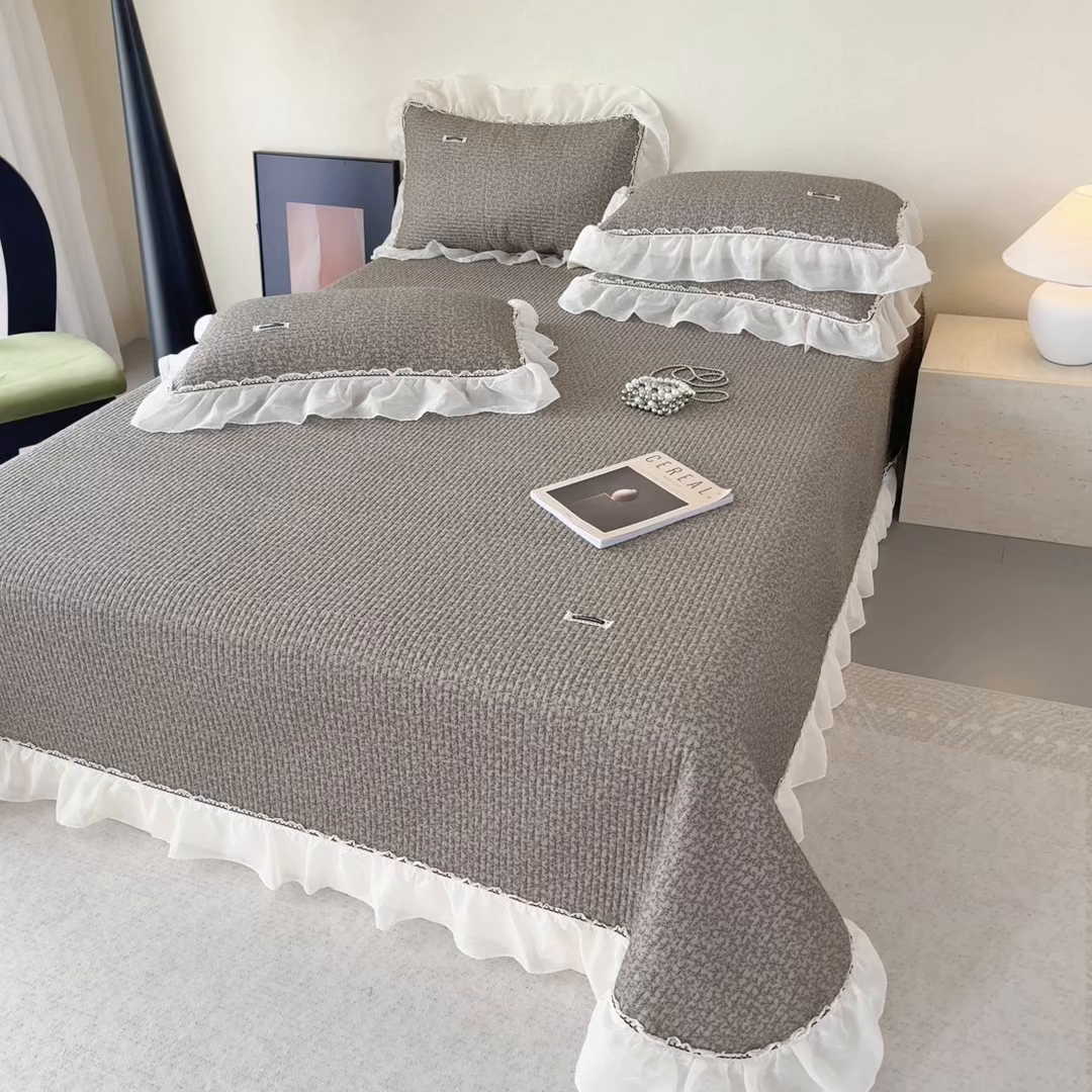 91家纺网 家纺一手货源 找家纺 蓝邻家纺 2025春夏新款全棉纯棉双层纱织带款床盖-场景二 床盖-春风细叶