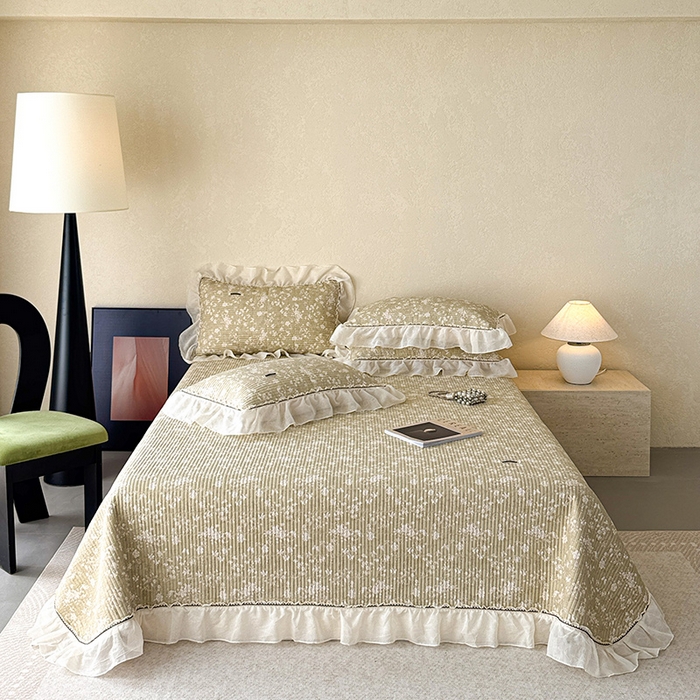 91家纺网 家纺一手货源 找家纺 蓝邻家纺 2025春夏新款全棉纯棉双层纱织带款床盖-场景二 床盖-蝶影悠然