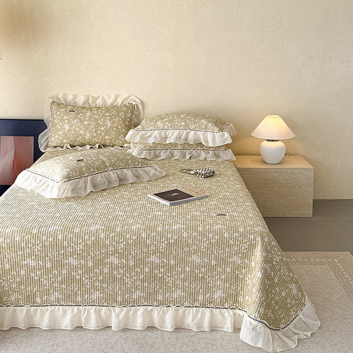 91家纺网 家纺一手货源 找家纺 蓝邻家纺 2025春夏新款全棉纯棉双层纱织带款床盖-场景二 床盖-蝶影悠然