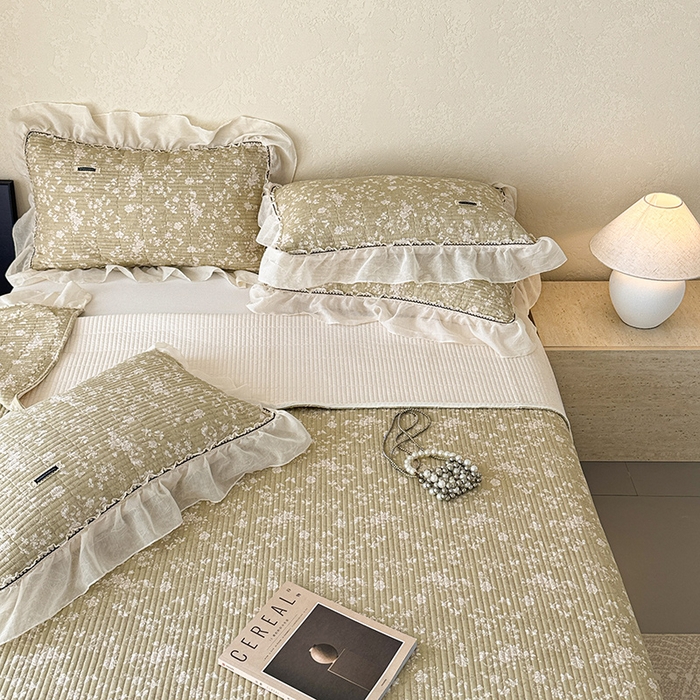 91家纺网 家纺一手货源 找家纺 蓝邻家纺 2025春夏新款全棉纯棉双层纱织带款床盖-场景二 床盖-蝶影悠然