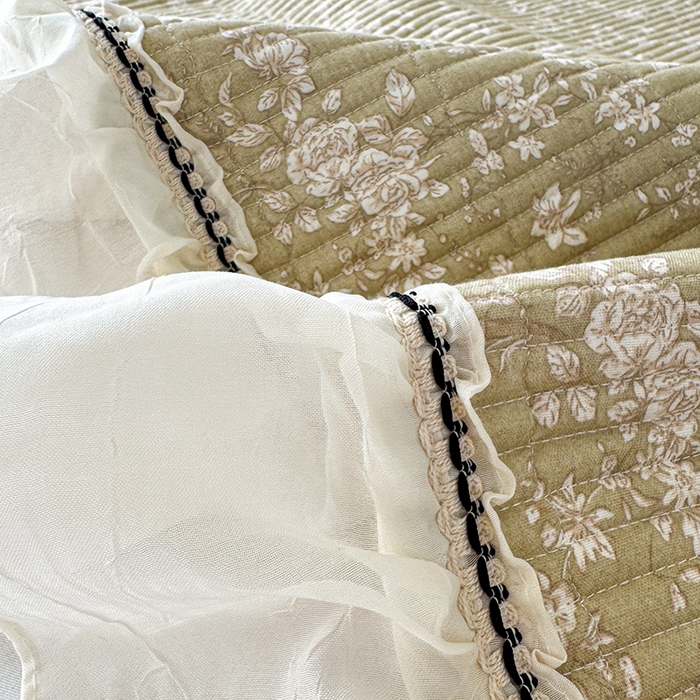 91家纺网 家纺一手货源 找家纺 蓝邻家纺 2025春夏新款全棉纯棉双层纱织带款床盖-场景二 床盖-蝶影悠然