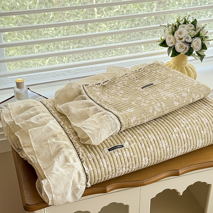 91家纺网 家纺一手货源 找家纺 蓝邻家纺 2025春夏新款全棉纯棉双层纱织带款床盖-场景二 床盖-蝶影悠然