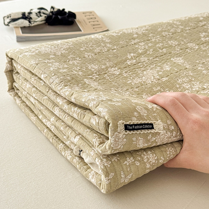 91家纺网 家纺一手货源 找家纺 蓝邻家纺 2025春夏新款全棉纯棉双层纱织带款床盖-场景二 床盖-蝶影悠然