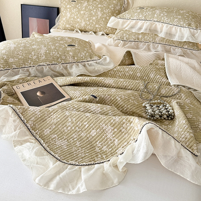 91家纺网 家纺一手货源 找家纺 蓝邻家纺 2025春夏新款全棉纯棉双层纱织带款床盖-场景二 床盖-蝶影悠然