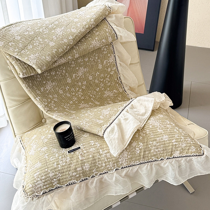 91家纺网 家纺一手货源 找家纺 蓝邻家纺 2025春夏新款全棉纯棉双层纱织带款床盖-场景二 床盖-蝶影悠然