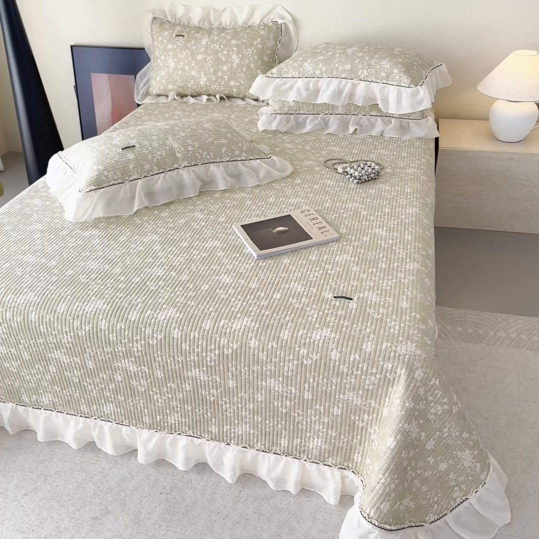 91家纺网 家纺一手货源 找家纺 蓝邻家纺 2025春夏新款全棉纯棉双层纱织带款床盖-场景二 床盖-蝶影悠然