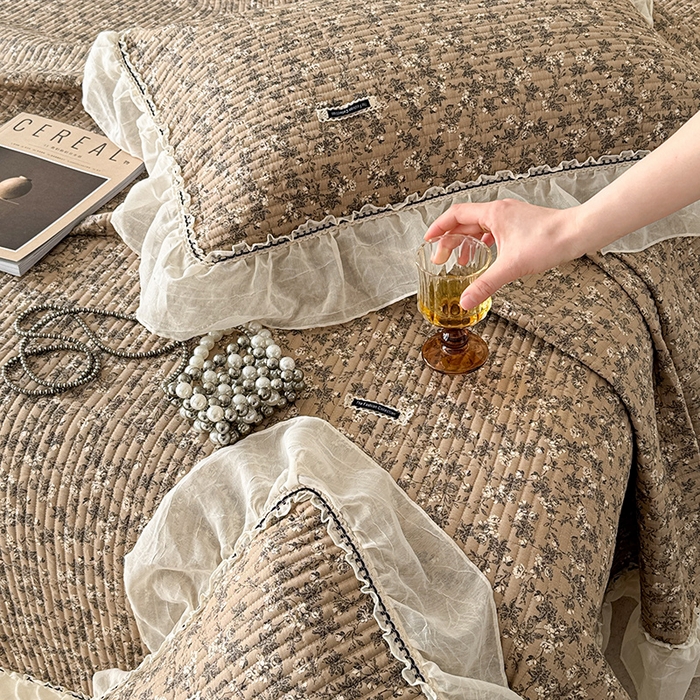 91家纺网 家纺一手货源 找家纺 蓝邻家纺 2025春夏新款全棉纯棉双层纱织带款床盖-场景二 床盖-漫步花丛