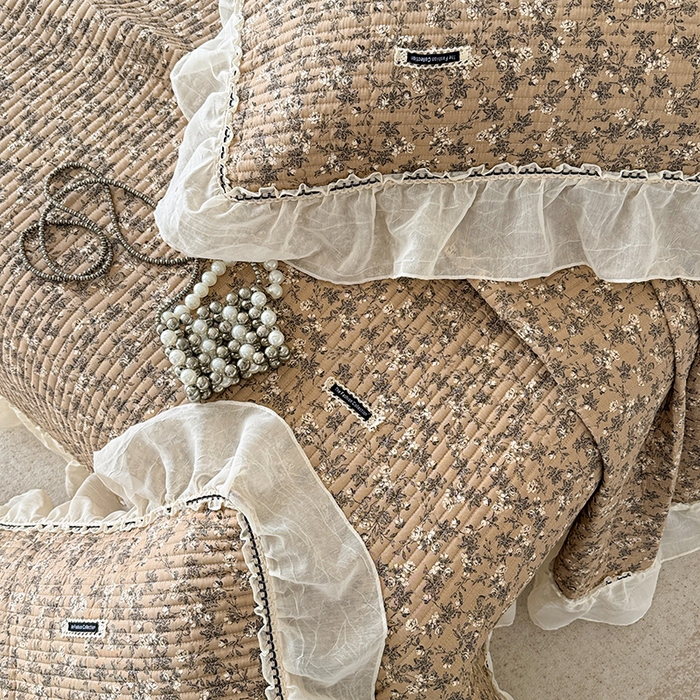 91家纺网 家纺一手货源 找家纺 蓝邻家纺 2025春夏新款全棉纯棉双层纱织带款床盖-场景二 床盖-漫步花丛