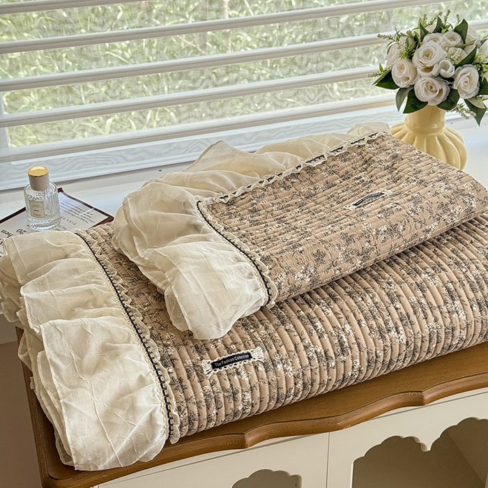 91家纺网 家纺一手货源 找家纺 蓝邻家纺 2025春夏新款全棉纯棉双层纱织带款床盖-场景二 床盖-漫步花丛