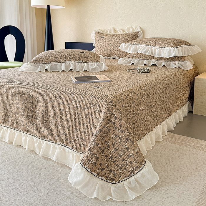 91家纺网 家纺一手货源 找家纺 蓝邻家纺 2025春夏新款全棉纯棉双层纱织带款床盖-场景二 床盖-漫步花丛