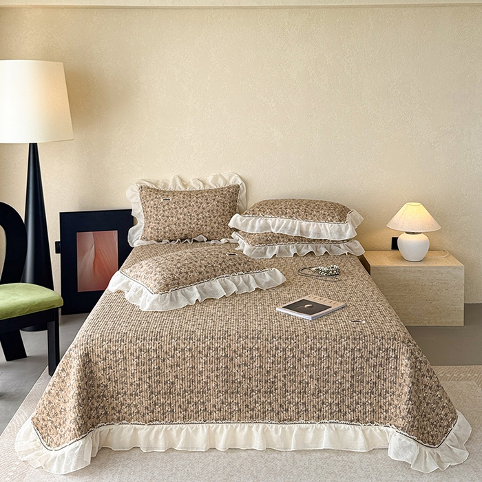 91家纺网 家纺一手货源 找家纺 蓝邻家纺 2025春夏新款全棉纯棉双层纱织带款床盖-场景二 床盖-漫步花丛