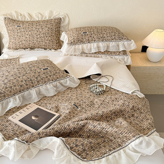 91家纺网 家纺一手货源 找家纺 蓝邻家纺 2025春夏新款全棉纯棉双层纱织带款床盖-场景二 床盖-漫步花丛