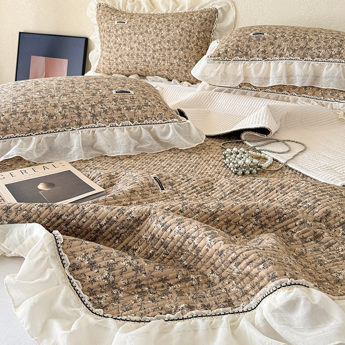 91家纺网 家纺一手货源 找家纺 蓝邻家纺 2025春夏新款全棉纯棉双层纱织带款床盖-场景二 床盖-漫步花丛