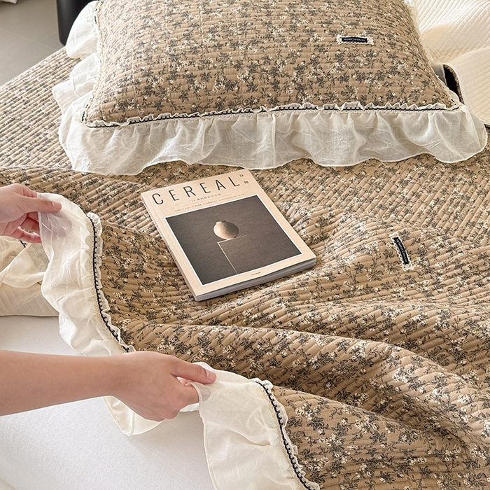 91家纺网 家纺一手货源 找家纺 蓝邻家纺 2025春夏新款全棉纯棉双层纱织带款床盖-场景二 床盖-漫步花丛