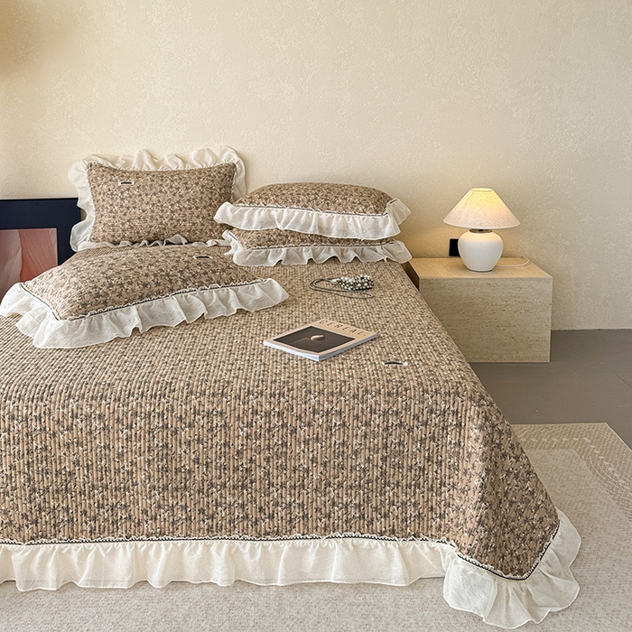 91家纺网 家纺一手货源 找家纺 蓝邻家纺 2025春夏新款全棉纯棉双层纱织带款床盖-场景二 床盖-漫步花丛