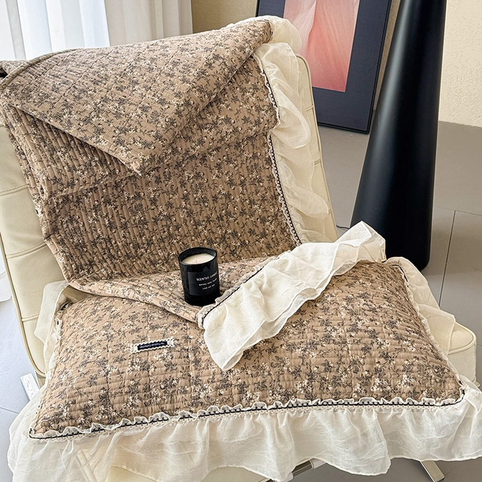 91家纺网 家纺一手货源 找家纺 蓝邻家纺 2025春夏新款全棉纯棉双层纱织带款床盖-场景二 床盖-漫步花丛